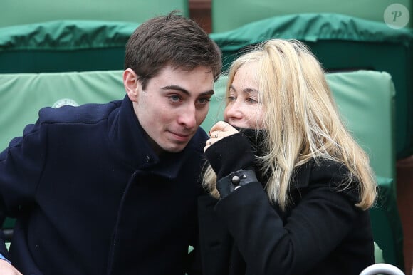 Emmanuelle Béart et son fils Johan Moreau - People dans les tribunes des internationaux de France de Roland Garros à Paris le 3 juin 2016. © Cyril Moreau / Bestimage 