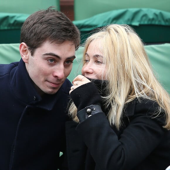 Emmanuelle Béart et son fils Johan Moreau - People dans les tribunes des internationaux de France de Roland Garros à Paris le 3 juin 2016. © Cyril Moreau / Bestimage 