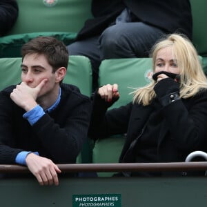 Emmanuelle Béart et son fils Johan Moreau - People dans les tribunes des internationaux de France de Roland Garros à Paris le 3 juin 2016. © Cyril Moreau / Bestimage 