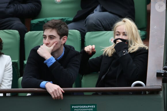 Emmanuelle Béart et son fils Johan Moreau - People dans les tribunes des internationaux de France de Roland Garros à Paris le 3 juin 2016. © Cyril Moreau / Bestimage 