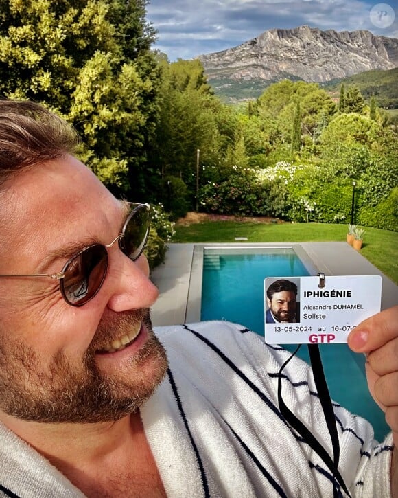 Alexandre, le frère de Benjamin Duhamel, pose avec sa carte du "Festivalaix" sur Instagram