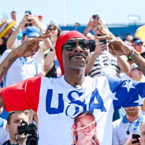 Dans des tenues aux couleurs de son pays, le rappeur a fait le show...Snoop Dogg assiste au match de la phase préliminaire féminine de la poule C entre l'équipe des États-Unis et l'équipe de France lors de la cinquième journée des Jeux Olympiques Paris 2024, le 31 juillet 2024 à Paris, France. Photo par BEAUTIFUL SPORTS/Tom Bloch/Imago/ABACAPRESS.COM