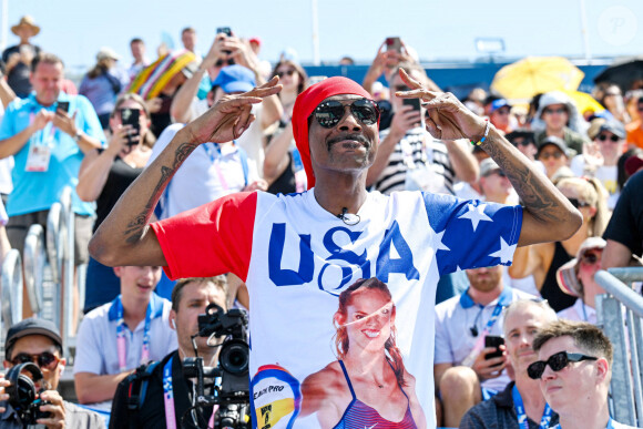 Dans des tenues aux couleurs de son pays, le rappeur a fait le show...Snoop Dogg assiste au match de la phase préliminaire féminine de la poule C entre l'équipe des États-Unis et l'équipe de France lors de la cinquième journée des Jeux Olympiques Paris 2024, le 31 juillet 2024 à Paris, France. Photo par BEAUTIFUL SPORTS/Tom Bloch/Imago/ABACAPRESS.COM