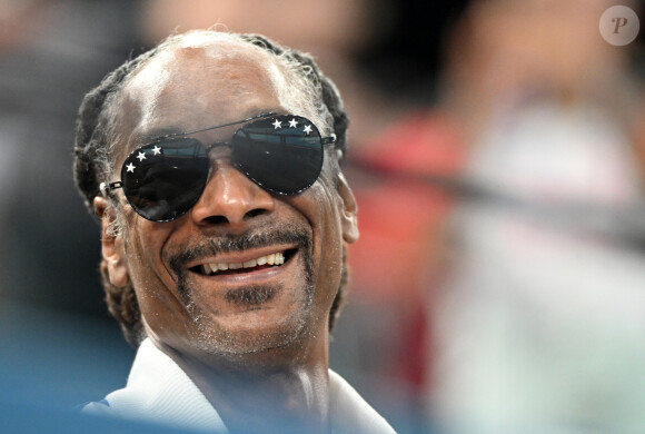 28 juillet 2024, France, Paris : Jeux Olympiques, Paris 2024, gymnastique, concours général, femmes, qualification, le rappeur Snoop Dogg est assis dans les tribunes. Photo : Marijan Murat/DPA/ABACAPRESS.COM