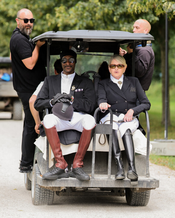 Le rappeur américain Snoop Dogg portant un casque équestre en marge de la finale du dressage à Equestrian Paris 2024 à Versailles, France, le 3 août 2024. Photo par Rolf Vennenbernd/DPA/ABACAPRESS.COM