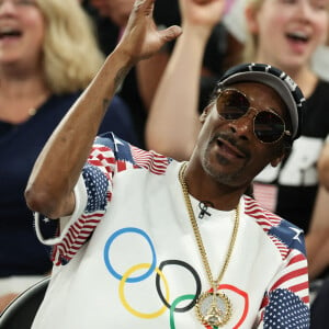 6 août 2024, Paris, Ile-De-France, France : SNOOP DOGG est vu pendant le quart de finale de basket-ball masculin entre le Brésil et les États-Unis aux Jeux olympiques de Paris 2024 à l'arène de Bercy à Paris, en France (Image de crédit : © Mickael Chavet/ZUMA Press Wire).