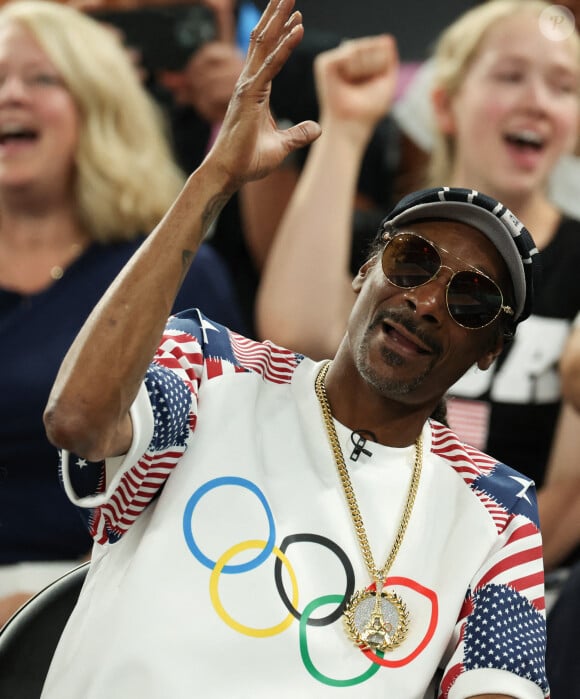 6 août 2024, Paris, Ile-De-France, France : SNOOP DOGG est vu pendant le quart de finale de basket-ball masculin entre le Brésil et les États-Unis aux Jeux olympiques de Paris 2024 à l'arène de Bercy à Paris, en France (Image de crédit : © Mickael Chavet/ZUMA Press Wire).