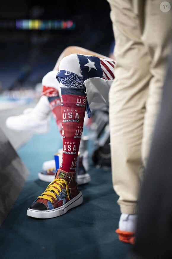 Détail de la jambe, de la chaussure et des chaussettes de Snoop Dogg alors qu'il assiste au match de basket entre Team USA et Team Brazil lors de la onzième journée des Jeux olympiques d'été de Paris 2024 à Paris, France, le 6 août 2024. Photo par Eliot Blondet/ABACAPRESS.COM