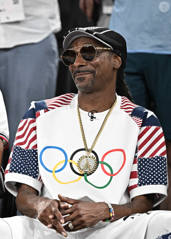 ... le célèbre rappeur est devenu commentateur et intervieweur pour la chaîne USSnoop Dogg et A'ja Wilson assistent au match de basket entre l'équipe des États-Unis et l'équipe du Brésil lors de la onzième journée des Jeux olympiques d'été de Paris 2024 à Paris, France, le 6 août 2024. Photo par David Niviere/ABACAPRESS.COM