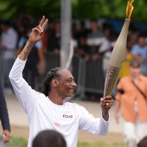 Avant les Jeux olympiques d'été, les Jeux olympiques de Paris 2024, le relais de la flamme. Le rappeur américain Snoop Dogg porte la torche lors du relais de la flamme. Paris, France, 26 juillet 2024. Photo par Marcus Brandt/DPA/ABACAPRESS.COM