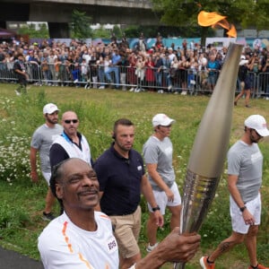 Après avoir été porteur de la flamme...Avant les Jeux olympiques d'été, les Jeux olympiques de Paris 2024, le relais de la flamme. Le rappeur américain Snoop Dogg porte la torche lors du relais de la flamme. Paris, France, 26 juillet 2024. Photo par Marcus Brandt/DPA/ABACAPRESS.COM