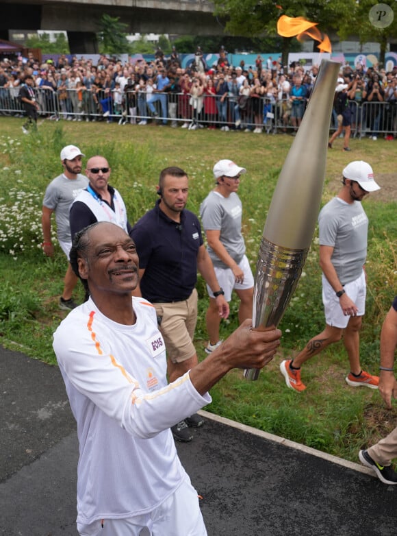 Après avoir été porteur de la flamme...Avant les Jeux olympiques d'été, les Jeux olympiques de Paris 2024, le relais de la flamme. Le rappeur américain Snoop Dogg porte la torche lors du relais de la flamme. Paris, France, 26 juillet 2024. Photo par Marcus Brandt/DPA/ABACAPRESS.COM