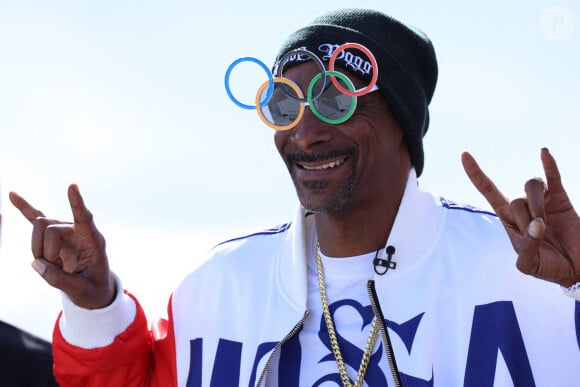 Snoop Dogg était l'envoyé spécial du réseau américain NBC en France pendant les JO.Paris, Ile-De-France, France : Snoop Dogg s'amuse lors de la finale masculine de Skateboarding Park aux Jeux Olympiques de Paris à La Concorde à Paris, France. Photo par Mickael Chavet/ZUMA/ABACAPRESS.COM