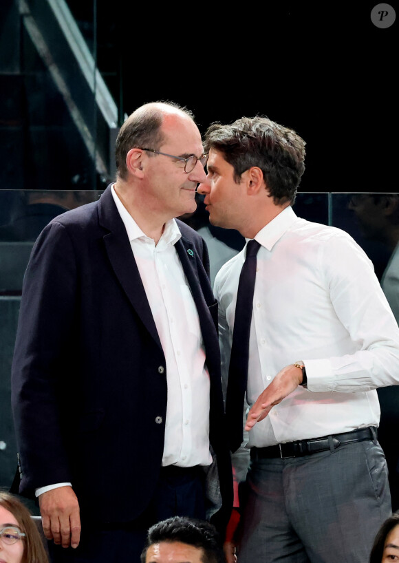 Pas peu fier, le PDG de la RATP a confié : "Nous sommes au rendez-vous". Et quoi de mieux qu'être sur le terrain pour le prouver ?
Jean Castex et Gabriel Attal - Les célébrités assistent à la victoire de l'équipe de France de basket face au Canada (82-73) lors des Jeux Olympiques de Paris2024, le 6 août 2024. © Jacovides-Perusseau / Bestimage