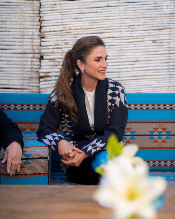 La reine Rania de Jordanie visite les locaux de l'association "Roses Ladies Association " à Aqaba le 16 janvier 2023.