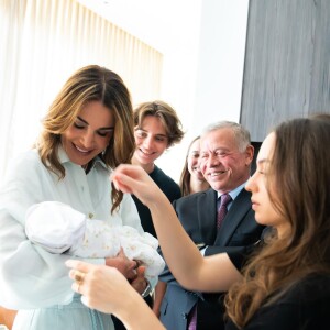 Elle n'est d'ailleurs pas la seule à être aux anges puisque toute la famille royale a rendu visite au bébé à la maternité.
Rania de Jordanie partage des photos avec sa petite-fille Iman sur Instagram le 3 août 2024.