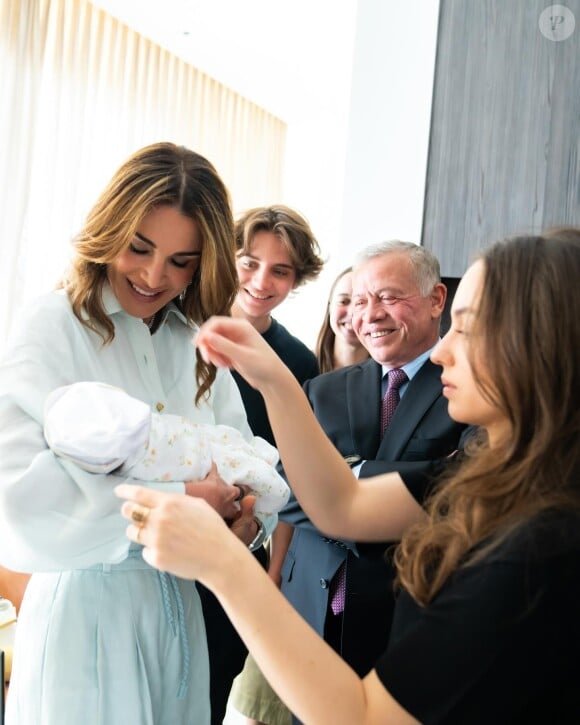 Elle n'est d'ailleurs pas la seule à être aux anges puisque toute la famille royale a rendu visite au bébé à la maternité.
Rania de Jordanie partage des photos avec sa petite-fille Iman sur Instagram le 3 août 2024.