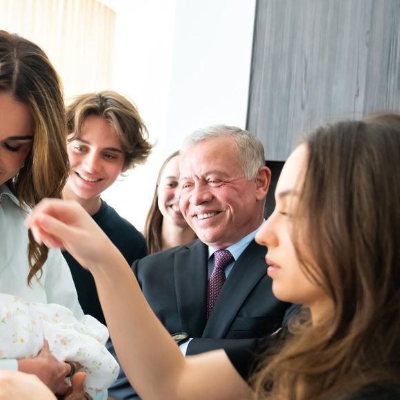 Elle n'est d'ailleurs pas la seule à être aux anges puisque toute la famille royale a rendu visite au bébé à la maternité.
Rania de Jordanie partage des photos avec sa petite-fille Iman sur Instagram le 3 août 2024.