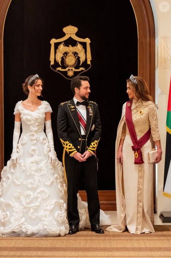 Si Rajwa n'était pas encore apparue, c'est son mari qui a posté un cliché avec leur fille sur Instagram. Le couple prend la pose tout sourire face à son adorable bébé.
Le prince Hussein de Jordanie, Rajwa al Saif, la reine Rania de Jordanie - Les familles royales au mariage du prince Hussein de Jordanie et de Rajwa al Saif, au palais Zahran à Amman (Jordanie), le 1er juin 2023. 