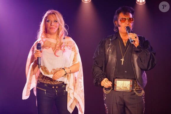 En plus de ses fans, Loana Petrucciani inquiète sensiblement son entourage
Exclusif - Loana (Loana Petrucciani), Eric Prayer (sosie d'Elvis Presley) - Concert de Eryl Prayer (sosie d'Elvis Presley) lors de la tournée "Elvis Tour intimiste" avec la participation de Loana au bateau théâtre "Le Nez Rouge" à Paris, le 26 juin 2021