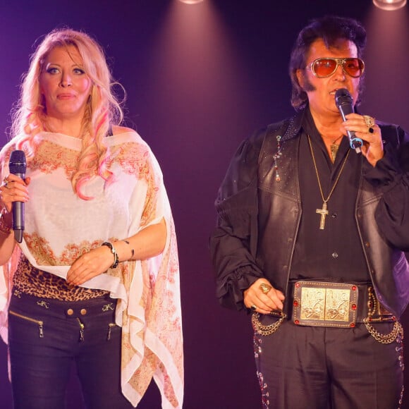 En plus de ses fans, Loana Petrucciani inquiète sensiblement son entourage
Exclusif - Loana (Loana Petrucciani), Eric Prayer (sosie d'Elvis Presley) - Concert de Eryl Prayer (sosie d'Elvis Presley) lors de la tournée "Elvis Tour intimiste" avec la participation de Loana au bateau théâtre "Le Nez Rouge" à Paris, le 26 juin 2021