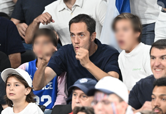 Grand Corps Malade était concentré avec ses deux fils ce jeudi
Grand Corps Malade et ses enfants lors d'un match de demi-finale de basket-ball masculin entre l'équipe de France et l'équipe d'Allemagne lors de la treizième journée des Jeux Olympiques Paris à l'Arena Bercy à Paris, France. Photo par David Niviere/ABACAPRESS.COM