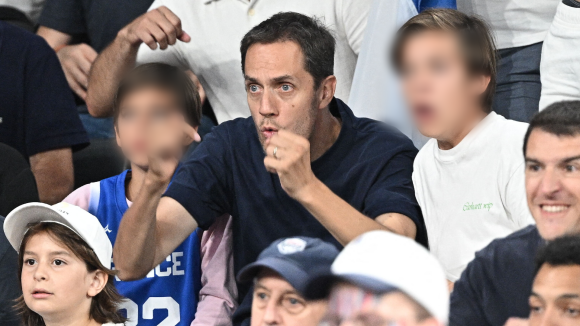 Grand Corps Malade tendu avec ses deux fils, Thomas Pesquet avec sa compagne Anne... Ils ont soutenu les basketteurs français