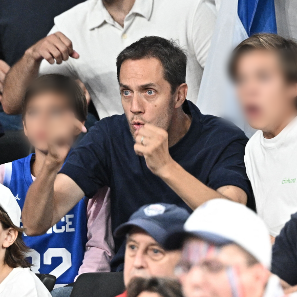 Grand Corps Malade était concentré avec ses deux fils ce jeudi
Grand Corps Malade et ses enfants lors d'un match de demi-finale de basket-ball masculin entre l'équipe de France et l'équipe d'Allemagne lors de la treizième journée des Jeux Olympiques Paris à l'Arena Bercy à Paris, France. Photo par David Niviere/ABACAPRESS.COM