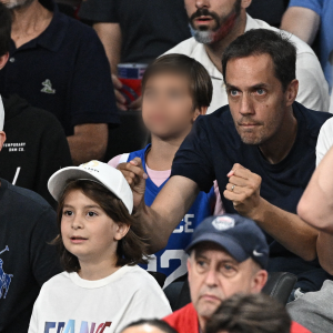 Grand Corps Malade et ses enfants lors d'un match de demi-finale de basket-ball masculin entre l'équipe de France et l'équipe d'Allemagne lors de la treizième journée des Jeux Olympiques Paris à Bercy Arena à Paris, France. Photo par David Niviere/ABACAPRESS.COM