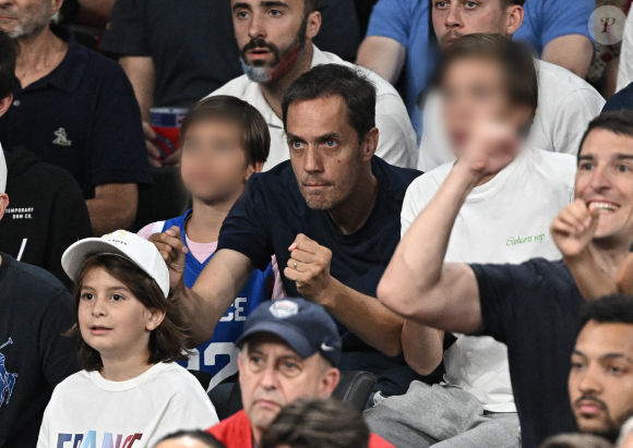 Grand Corps Malade et ses enfants lors d'un match de demi-finale de basket-ball masculin entre l'équipe de France et l'équipe d'Allemagne lors de la treizième journée des Jeux Olympiques Paris à Bercy Arena à Paris, France. Photo par David Niviere/ABACAPRESS.COM