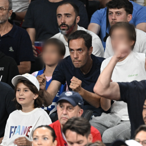 Le trio a assisté à la courte victoire des Bleus en basket, en demi-finale face à l'Allemagne
Grand Corps Malade et ses enfants lors d'un match de demi-finale de basket-ball masculin entre l'équipe de France et l'équipe d'Allemagne lors de la treizième journée des Jeux Olympiques Paris à l'Arena Bercy à Paris, France. Photo par David Niviere/ABACAPRESS.COM