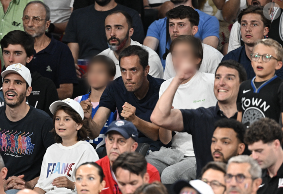 Le trio a assisté à la courte victoire des Bleus en basket, en demi-finale face à l'Allemagne
Grand Corps Malade et ses enfants lors d'un match de demi-finale de basket-ball masculin entre l'équipe de France et l'équipe d'Allemagne lors de la treizième journée des Jeux Olympiques Paris à l'Arena Bercy à Paris, France. Photo par David Niviere/ABACAPRESS.COM