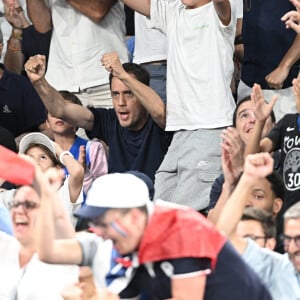 Grand Corps Malade et ses enfants lors d'un match de demi-finale de basket-ball masculin entre l'équipe de France et l'équipe d'Allemagne lors de la treizième journée des Jeux Olympiques Paris à Bercy Arena à Paris, France. Photo par David Niviere/ABACAPRESS.COM