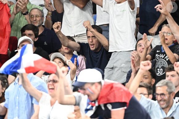 Grand Corps Malade et ses enfants lors d'un match de demi-finale de basket-ball masculin entre l'équipe de France et l'équipe d'Allemagne lors de la treizième journée des Jeux Olympiques Paris à Bercy Arena à Paris, France. Photo par David Niviere/ABACAPRESS.COM