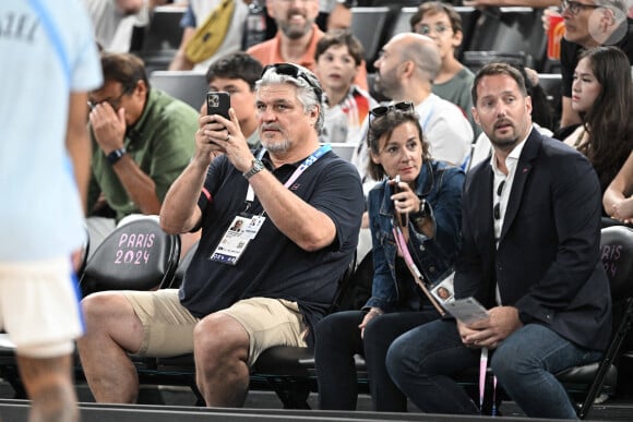 David Douillet et Thomas Pesquet lors du match de demi-finale de basket-ball masculin entre l'équipe de France et l'équipe d'Allemagne lors de la treizième journée des Jeux Olympiques Paris 2024 à la Bercy Arena à Paris, France, le 8 août 2024. Photo par David Niviere/ABACAPRESS.COM