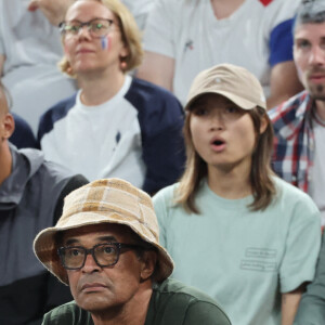 Jean-Pascal Zadi, Yannick Noah et sa compagne Malika - Les célébrités en tribunes pendant l'épreuve de basketball de Demi-Finale opposant la France à l'Allemagne lors des Jeux Olympiques de Paris 2024 (JO) à l'Arena Bercy, à Paris, France, le 8 août 2024. © Jacovides-Perusseau/Bestimage 