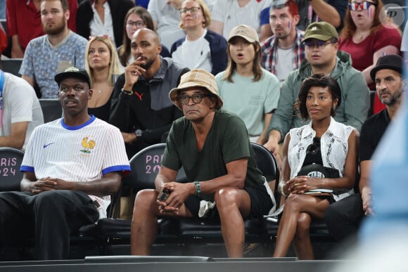 Jean-Pascal Zadi, Yannick Noah et sa compagne Malika - Les célébrités en tribunes pendant l'épreuve de basketball de Demi-Finale opposant la France à l'Allemagne lors des Jeux Olympiques de Paris 2024 (JO) à l'Arena Bercy, à Paris, France, le 8 août 2024. © Jacovides-Perusseau/Bestimage 