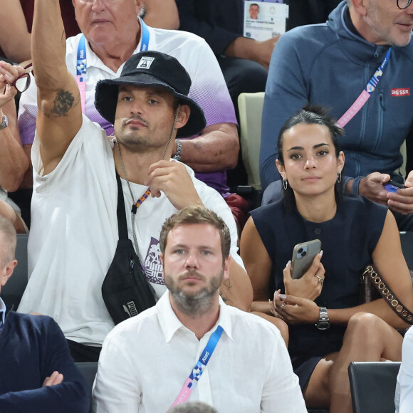 Ainsi que pour Florent Manaudou
Florent Manaudou et sa compagne Lola Duménil - Les célébrités en tribunes pendant l'épreuve de basketball de Demi-Finale opposant la France à l'Allemagne lors des Jeux Olympiques de Paris 2024 (JO) à l'Arena Bercy, à Paris, France, le 8 août 2024. © Jacovides-Perusseau/Bestimage 