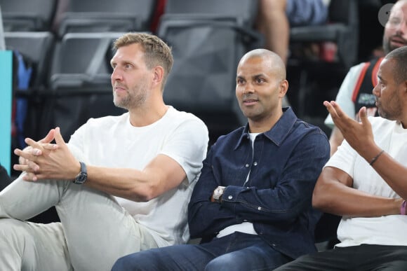 Dirk Nowitzki et Tony Parker - Les célébrités en tribunes pendant l'épreuve de basketball de Demi-Finale opposant la France à l'Allemagne lors des Jeux Olympiques de Paris 2024 (JO) à l'Arena Bercy, à Paris, France, le 8 août 2024. © Jacovides-Perusseau/Bestimage 