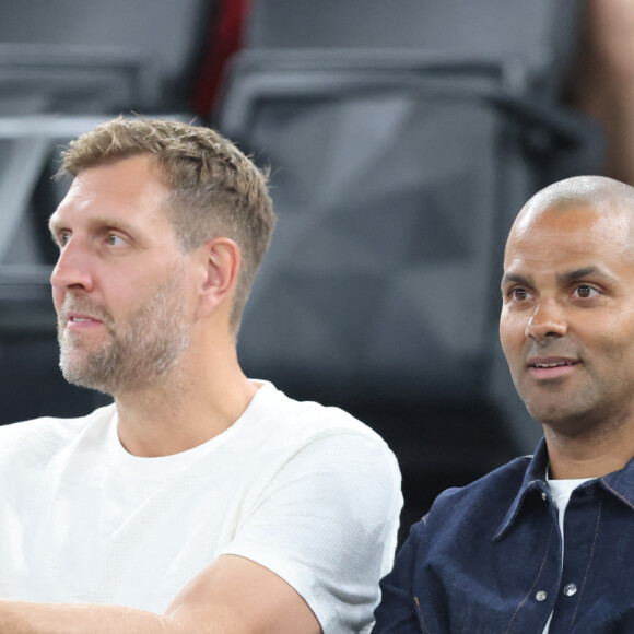 Dirk Nowitzki et Tony Parker - Les célébrités en tribunes pendant l'épreuve de basketball de Demi-Finale opposant la France à l'Allemagne lors des Jeux Olympiques de Paris 2024 (JO) à l'Arena Bercy, à Paris, France, le 8 août 2024. © Jacovides-Perusseau/Bestimage 