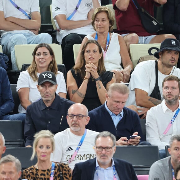 Tony Estanguet, Zinédine Zidane, Laure Manaudou, Florent Manaudou et sa compagne Lola Duménil - Les célébrités en tribunes pendant l'épreuve de basketball de Demi-Finale opposant la France à l'Allemagne lors des Jeux Olympiques de Paris 2024 (JO) à l'Arena Bercy, à Paris, France, le 8 août 2024. © Jacovides-Perusseau/Bestimage 