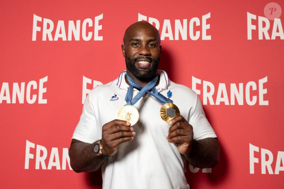 Teddy Riner est récemment rentré en Guadeloupe pour célébrer ses nouveaux exploits sportifs sur son île natale
Teddy Riner, Médaille d'or Judo par équipe et +100kg . - Défilé des médaillés français au Club France à la Grande Halle de La Villette lors des Jeux Olympiques Paris 2024 le 4 août 2024. © Jeremy Melloul / Bestimage 