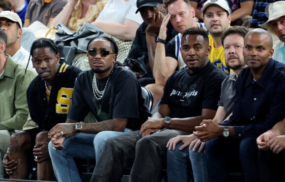 Difficilement interpellé par les forces de l'ordre, le rappeur a été placé en garde à vue puis en cellule de dégrisement. 
Quavo, Travis Scott, guest, Tony Parker - Les célébrités en tribunes pendant l'épreuve de basketball de Demi-Finale opposant les Etats-Unis à la Serbie lors des Jeux Olympiques de Paris 2024 (JO) à l'Arena Bercy, à Paris, France, le 8 août 2024. © Jacovides-Perusseau/Bestimage