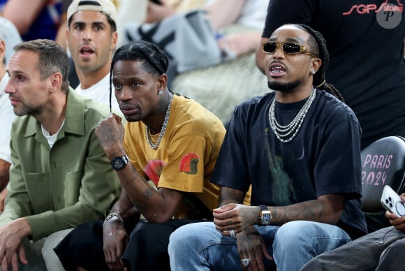 Michael G.Rubin, Travis Scott, Quavo - Les célébrités en tribunes pendant l'épreuve de basketball de Demi-Finale opposant les Etats-Unis à la Serbie lors des Jeux Olympiques de Paris 2024 (JO) à l'Arena Bercy, à Paris, France, le 8 août 2024. © Jacovides-Perusseau/Bestimage