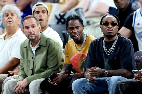 Michael G.Rubin, Travis Scott, Quavo - Les célébrités en tribunes pendant l'épreuve de basketball de Demi-Finale opposant les Etats-Unis à la Serbie lors des Jeux Olympiques de Paris 2024 (JO) à l'Arena Bercy, à Paris, France, le 8 août 2024. © Jacovides-Perusseau/Bestimage