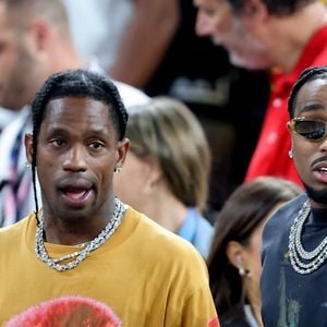 Le motif de la dispute n'est pour l'heure pas connu et Travis Scott devra être entendu par la 1ère direction régionale de la police judiciaire. Affaire à suivre…
Michael G.Rubin, Travis Scott et Quavo- Les célébrités en tribunes pendant l'épreuve de basketball de Demi-Finale opposant les Etats-Unis à la Serbie lors des Jeux Olympiques de Paris 2024 (JO) à l'Arena Bercy, à Paris, France, le 8 août 2024. © Jacovides-Perusseau/Bestimage