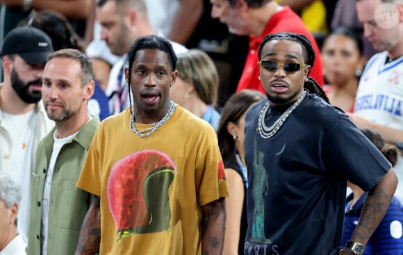 Le motif de la dispute n'est pour l'heure pas connu et Travis Scott devra être entendu par la 1ère direction régionale de la police judiciaire. Affaire à suivre…
Michael G.Rubin, Travis Scott et Quavo- Les célébrités en tribunes pendant l'épreuve de basketball de Demi-Finale opposant les Etats-Unis à la Serbie lors des Jeux Olympiques de Paris 2024 (JO) à l'Arena Bercy, à Paris, France, le 8 août 2024. © Jacovides-Perusseau/Bestimage