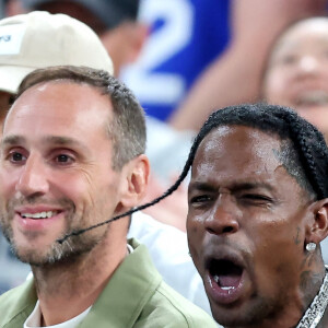 Michael G.Rubin, Travis Scott - Les célébrités en tribunes pendant l'épreuve de basketball de Demi-Finale opposant les Etats-Unis à la Serbie lors des Jeux Olympiques de Paris 2024 (JO) à l'Arena Bercy, à Paris, France, le 8 août 2024. © Jacovides-Perusseau/Bestimage