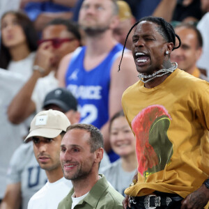 Michael G.Rubin, Travis Scott, Quavo - Les célébrités en tribunes pendant l'épreuve de basketball de Demi-Finale opposant les Etats-Unis à la Serbie lors des Jeux Olympiques de Paris 2024 (JO) à l'Arena Bercy, à Paris, France, le 8 août 2024. © Jacovides-Perusseau/Bestimage