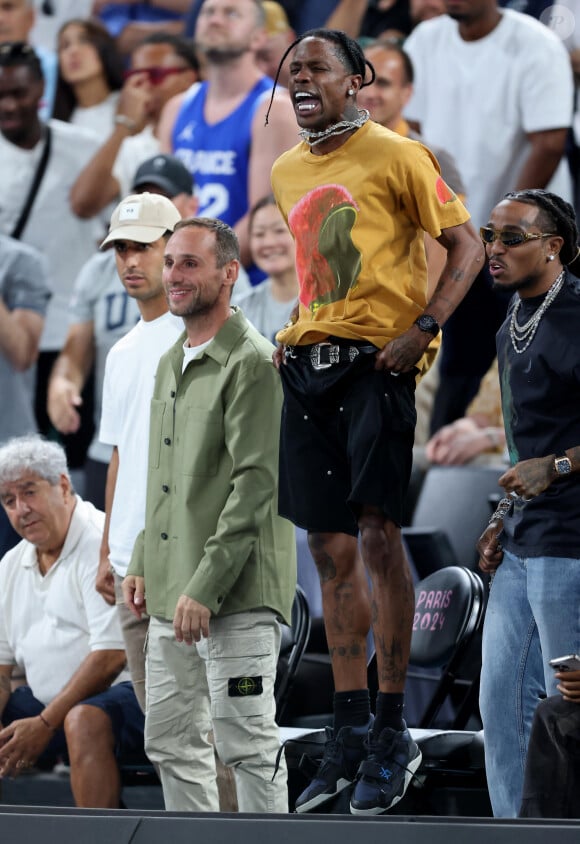 Michael G.Rubin, Travis Scott, Quavo - Les célébrités en tribunes pendant l'épreuve de basketball de Demi-Finale opposant les Etats-Unis à la Serbie lors des Jeux Olympiques de Paris 2024 (JO) à l'Arena Bercy, à Paris, France, le 8 août 2024. © Jacovides-Perusseau/Bestimage